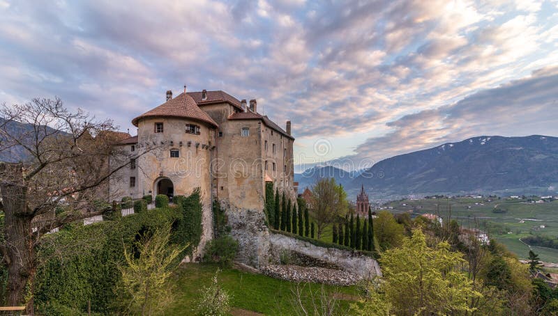 Panorama del castillo Schenna Scena cerca de Meran durante puesta del sol r fotos de archivo libres de regalías Panorama del castillo Schenna Scena cerca de Meran durante puesta del sol r fotos de archivo libres de regalías