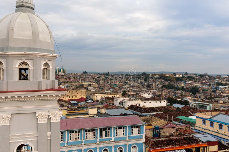 Panorama del centro urbano con le vecchie case Santiago de Cuba, Cuba immagine stock libera da diritti Panorama del centro urbano con le vecchie case Santiago de Cuba, Cuba immagine stock libera da diritti