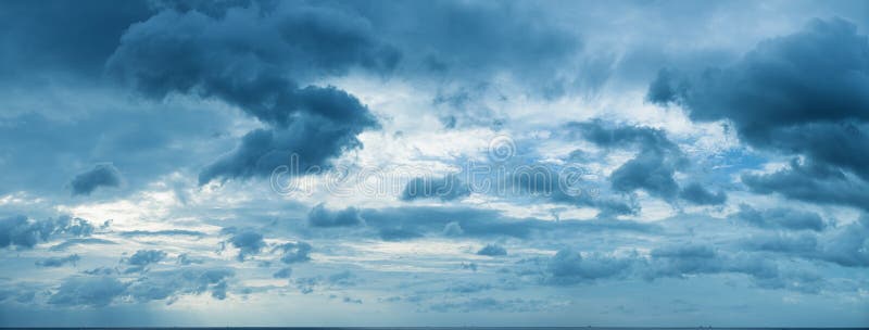 Panorama del cielo nuvoloso sopra l'orizzonte di mare