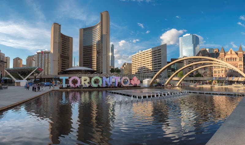 Panorama del comune di Toronto e di Nathan Phillips Square al tramonto immagine stock libera da diritti