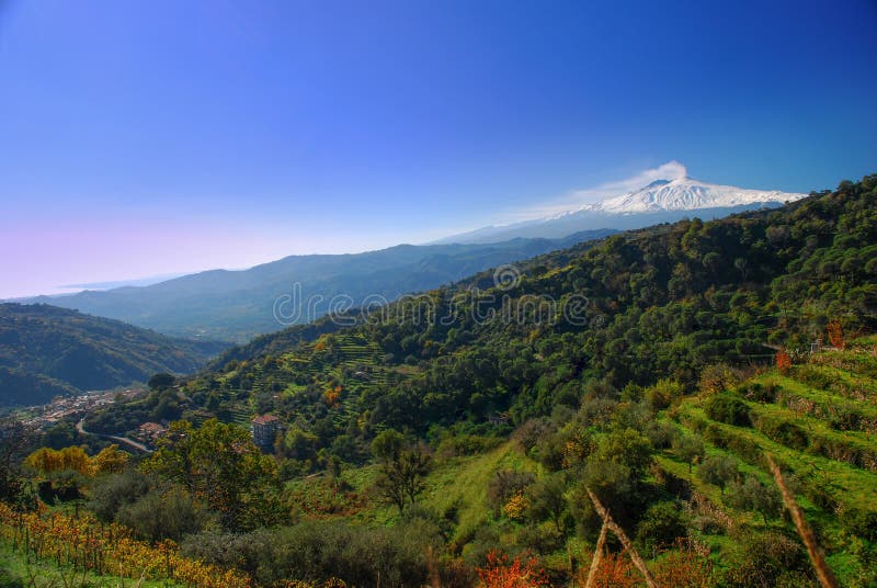 Panorama del Etna tomado del campo de las montañas de Peloritani fotografía de archivo Panorama del Etna tomado del campo de las montañas de Peloritani fotografía de archivo