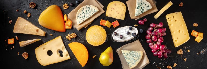 Panorama del formaggio. Molti formaggi diversi di ripresa dall'alto immagini stock