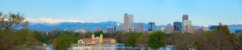 Panorama del formato extremadamente grande del horizonte céntrico y de Rocky Mountains de Denver imágenes de archivo libres de regalías Panorama del formato extremadamente grande del horizonte céntrico y de Rocky Mountains de Denver imágenes de archivo libres de regalías