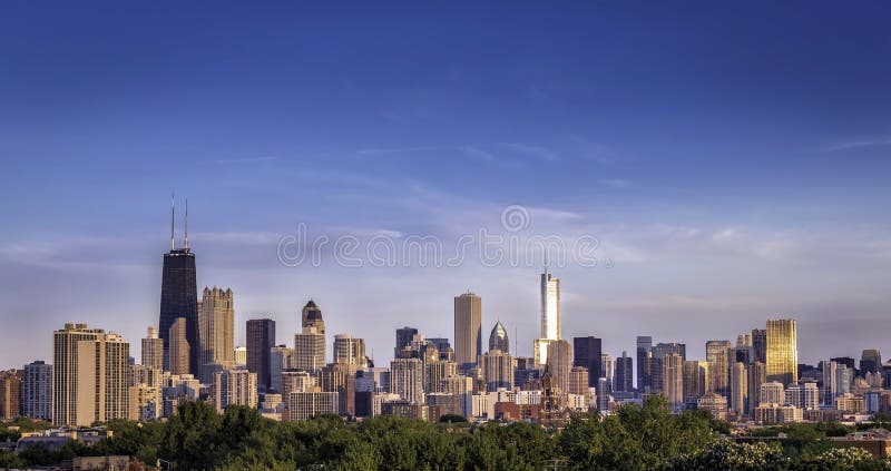 Panorama del horizonte de Chicago en última hora de la tarde imágenes de archivo libres de regalías Panorama del horizonte de Chicago en última hora de la tarde imágenes de archivo libres de regalías