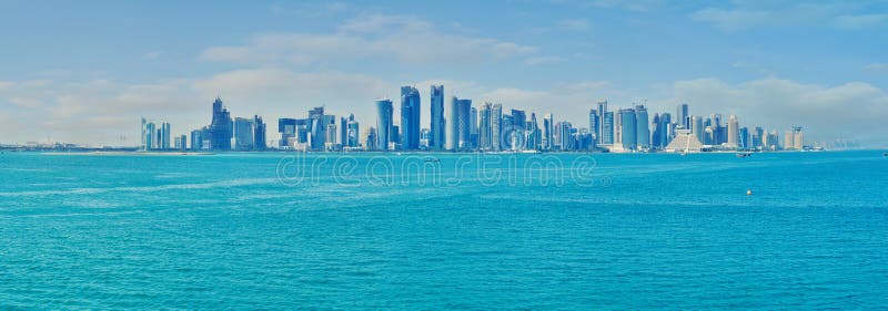 Panorama del horizonte del oeste de la bahía, Doha, Qatar fotografía de archivo libre de regalías Panorama del horizonte del oeste de la bahía, Doha, Qatar fotografía de archivo libre de regalías