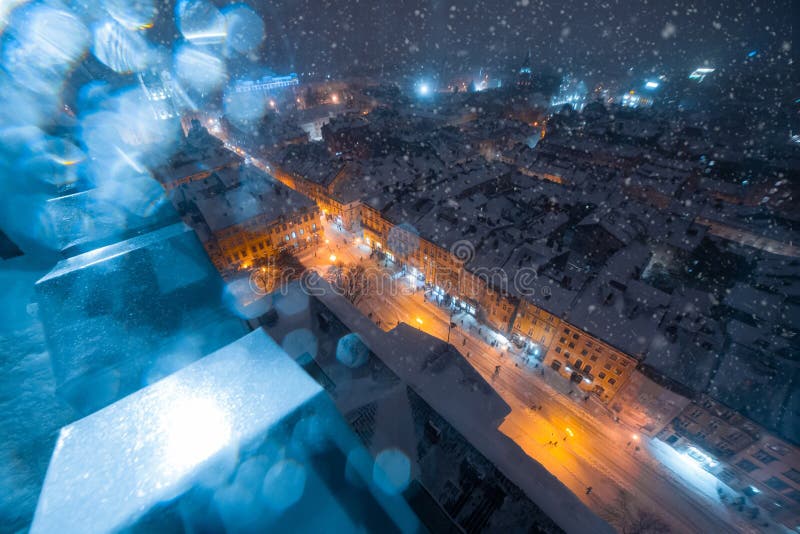 Panorama del invierno de la noche de la ciudad de Lviv Configuración imagen de archivo libre de regalías Panorama del invierno de la noche de la ciudad de Lviv Configuración imagen de archivo libre de regalías