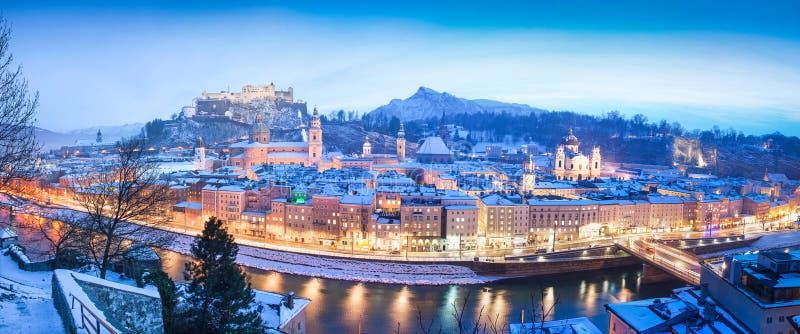 Panorama del invierno de Salzburg en la hora azul, Austria fotos de archivo libres de regalías Panorama del invierno de Salzburg en la hora azul, Austria fotos de archivo libres de regalías