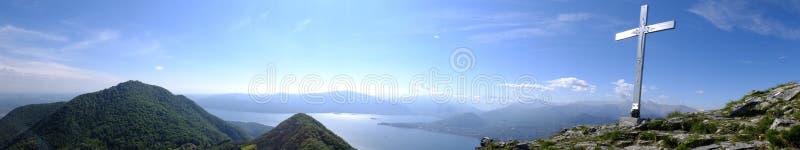 Panorama Del Lago Maggiore Desde Arriba De Una Montaña Con La Cruz