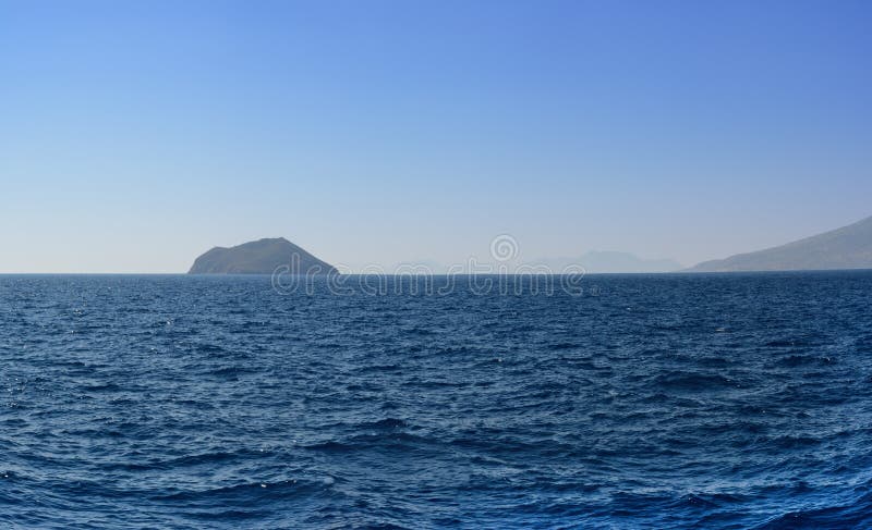 Panorama del Mar Egeo que pasa por alto las islas y las montañas siguientes por la tarde del verano después de una disminución se fotos de archivo Panorama del Mar Egeo que pasa por alto las islas y las montañas siguientes por la tarde del verano después de una disminución se fotos de archivo