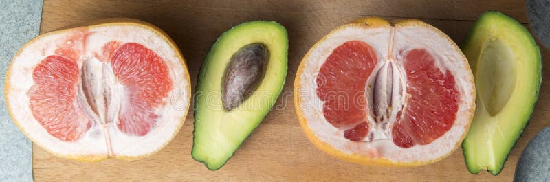 Panorama del pompelmo e dell'avocado sul bordo della cucina fotografia stock Panorama del pompelmo e dell'avocado sul bordo della cucina fotografia stock