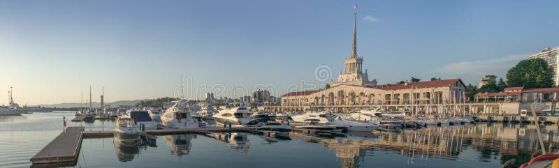 Panorama del porto marittimo della località di soggiorno della città russa immagini stock Panorama del porto marittimo della località di soggiorno della città russa immagini stock