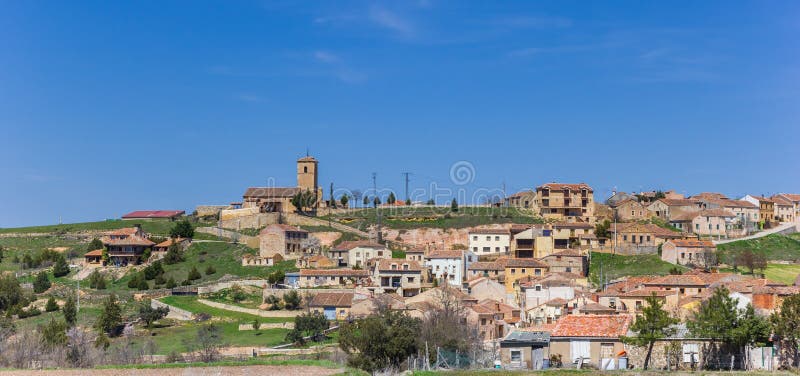 Panorama del pueblo de Valleruela de Pedraza en España fotos de archivo libres de regalías Panorama del pueblo de Valleruela de Pedraza en España fotos de archivo libres de regalías