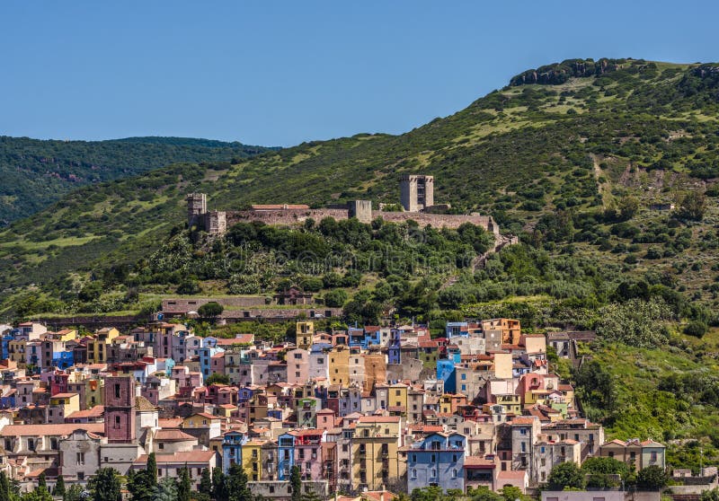Panorama del pueblo y de la fortaleza escénicos, Cerdeña, Italia de Bosa imagenes de archivo Panorama del pueblo y de la fortaleza escénicos, Cerdeña, Italia de Bosa imagenes de archivo