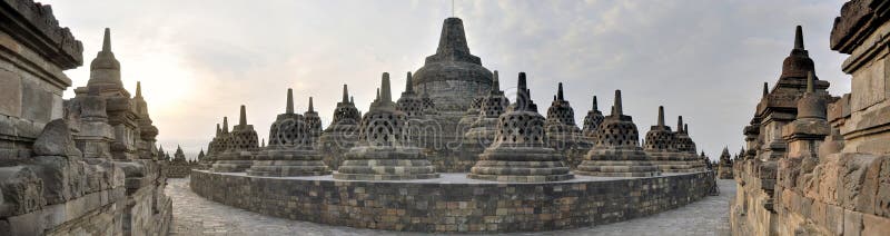 Panorama del tempio di Borobudur sull'isola di Java fotografia stock libera da diritti Panorama del tempio di Borobudur sull'isola di Java fotografia stock libera da diritti