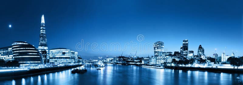 Panorama dell'orizzonte di Londra alla notte, Inghilterra il Regno Unito Il Tamigi