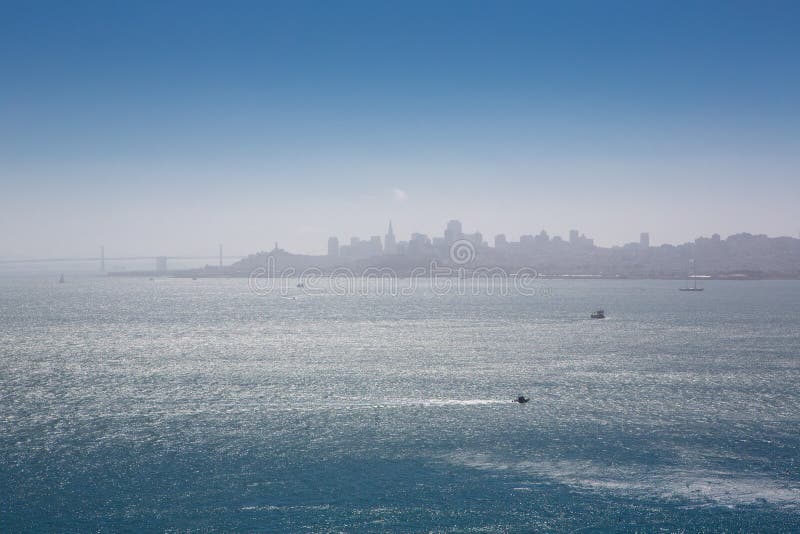 Panorama dell'orizzonte di San Francisco Bay immagine stock Panorama dell'orizzonte di San Francisco Bay immagine stock