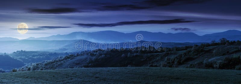 Panorama della campagna della Romania alla notte