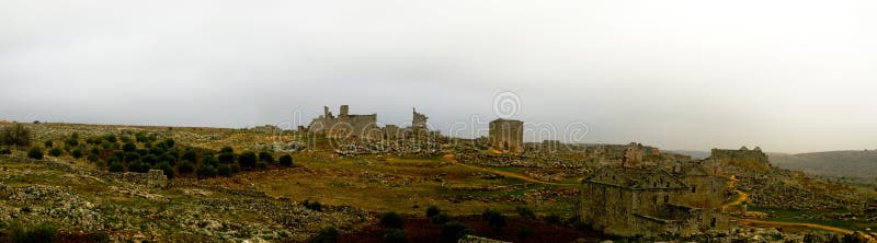Panorama della città morta abbandonata rovinata Serjilla in Siria fotografia stock Panorama della città morta abbandonata rovinata Serjilla in Siria fotografia stock