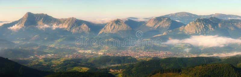 Panorama della montagna di Anboto e di Durango fotografia stock libera da diritti Panorama della montagna di Anboto e di Durango fotografia stock libera da diritti