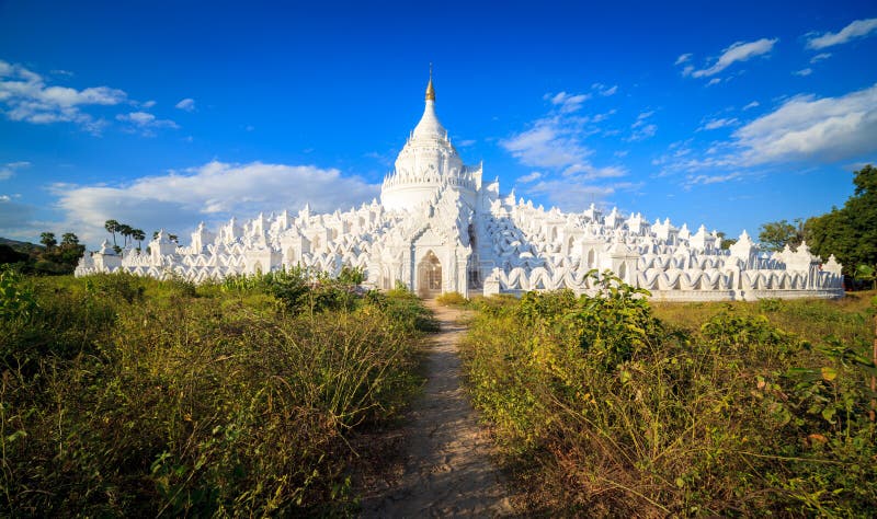 Panorama della pagoda di Hsinbyume, Mingun, Mandalay, Myanmar fotografia stock Panorama della pagoda di Hsinbyume, Mingun, Mandalay, Myanmar fotografia stock