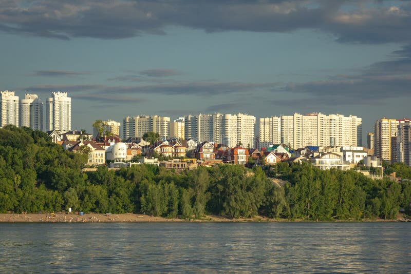 Panorama della samara e dell'argine della città Vista dal Volga al tramonto del giorno fotografia stock Panorama della samara e dell'argine della città Vista dal Volga al tramonto del giorno fotografia stock