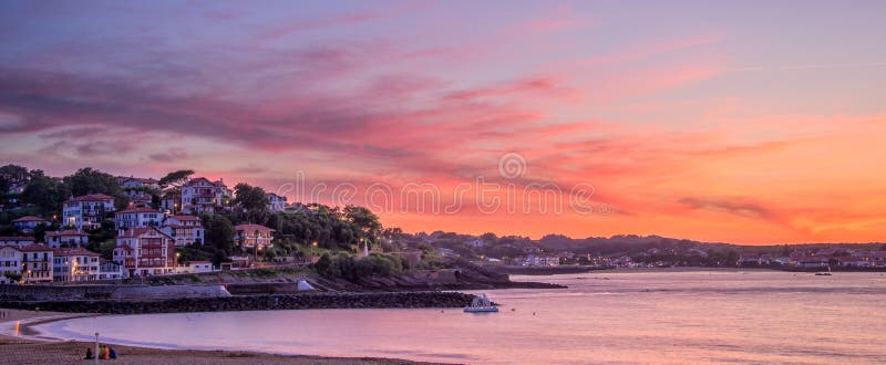 Panorama della spiaggia al tramonto, Francia di Jean de Luz del san immagine stock Panorama della spiaggia al tramonto, Francia di Jean de Luz del san immagine stock