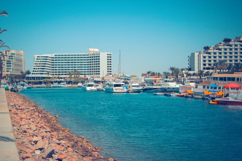 Panorama delle attrazioni di Eilat con nautico e gli hotel cinque stelle fotografia stock libera da diritti Panorama delle attrazioni di Eilat con nautico e gli hotel cinque stelle fotografia stock libera da diritti