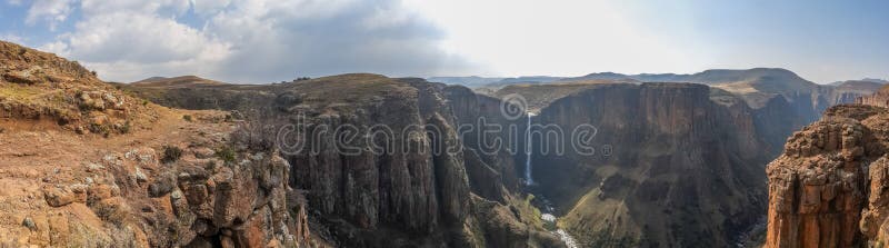 Panorama delle cadute di Maletsunyane e di grande canyon negli altopiani montagnosi vicino a Semonkong, Lesotho, Africa fotografia stock Panorama delle cadute di Maletsunyane e di grande canyon negli altopiani montagnosi vicino a Semonkong, Lesotho, Africa fotografia stock