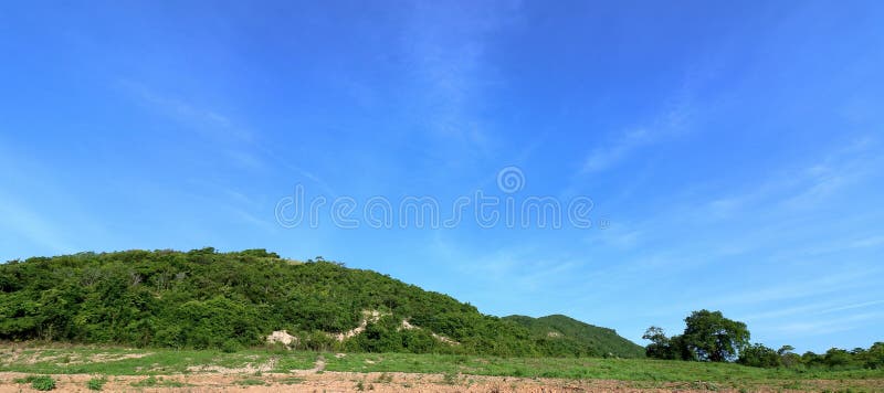 Panorama Der Natur Und Der Umwelt Mit Blauem Himmel In Den Schonen Grunen Hugeln Grosse Berge Stockfoto Bild Von Grosse Blauem