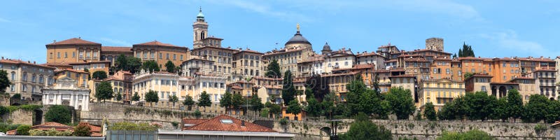 Panorama Der Oberen Stadt Citta Alta In Bergamo Stockfoto Bild Von Historisch Gebaude