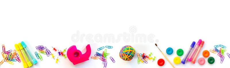 Panorama des bunten Schulbedarfs lokalisiert auf Weiß mit Kopienraum Zurück zu Schulnetzfahne stockbild Panorama des bunten Schulbedarfs lokalisiert auf Weiß mit Kopienraum Zurück zu Schulnetzfahne stockbild