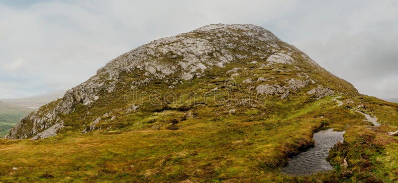 Panorama des Diamond-Hügels im Connemara Nationalpark, County Galway, Irland, Tag und Himmel stockfotografie Panorama des Diamond-Hügels im Connemara Nationalpark, County Galway, Irland, Tag und Himmel stockfotografie