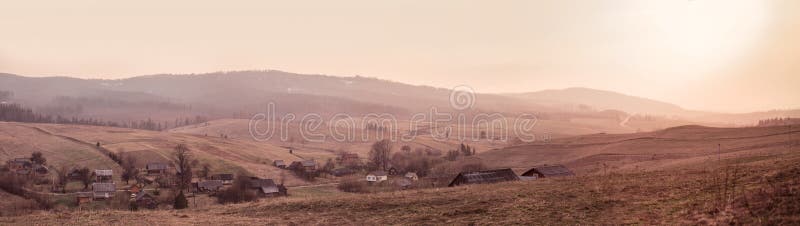 Panorama des Frühlingssonnenuntergangs im Bergdorf lizenzfreies stockfoto Panorama des Frühlingssonnenuntergangs im Bergdorf lizenzfreies stockfoto