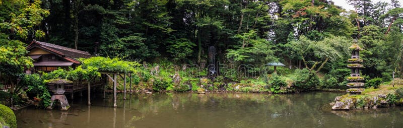Panorama des malerischen Kenroku-en arbeitet, Kanazawa, Ishikawa, Japan im Garten lizenzfreie stockbilder Panorama des malerischen Kenroku-en arbeitet, Kanazawa, Ishikawa, Japan im Garten lizenzfreie stockbilder