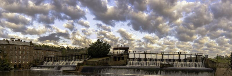 Panorama des Prattville-Mühlteichwasserfalls stockfotos Panorama des Prattville-Mühlteichwasserfalls stockfotos