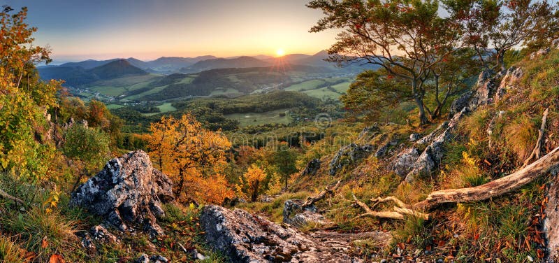 Panorama des Sonnenuntergangs in einem Karpatengebirgstal mit wonderfu lizenzfreies stockbild Panorama des Sonnenuntergangs in einem Karpatengebirgstal mit wonderfu lizenzfreies stockbild