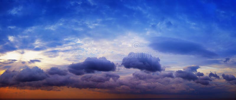 Panorama di bello cielo nuvoloso con sole sopra il hori del mare immagini stock Panorama di bello cielo nuvoloso con sole sopra il hori del mare immagini stock