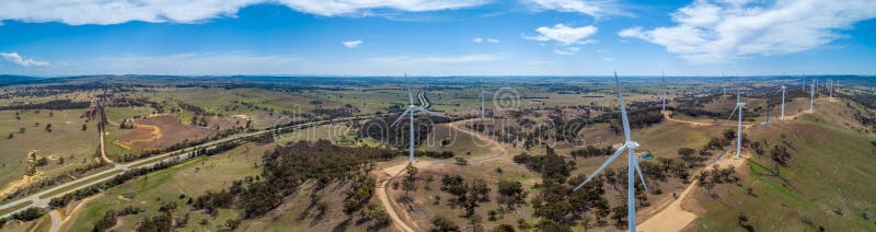 Panorama di Hume Highway e del parco eolico in bella campagna australiana immagini stock libere da diritti Panorama di Hume Highway e del parco eolico in bella campagna australiana immagini stock libere da diritti