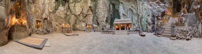 Panorama di Huyen Khong Cave con i santuari, montagne di marmo, Vietnam fotografie stock Panorama di Huyen Khong Cave con i santuari, montagne di marmo, Vietnam fotografie stock