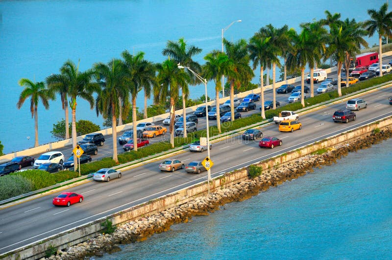 Panorama di Miami con traffico di automobile fotografia stock Panorama di Miami con traffico di automobile fotografia stock