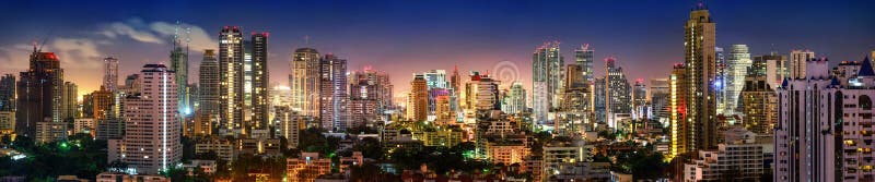 Panorama di notte dell'orizzonte di Bangkok