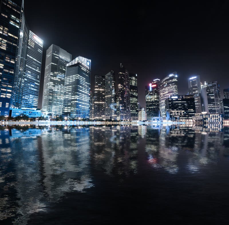 Panorama di notte dell'orizzonte di Singapore Vista urbana moderna della città fotografia stock libera da diritti Panorama di notte dell'orizzonte di Singapore Vista urbana moderna della città fotografia stock libera da diritti