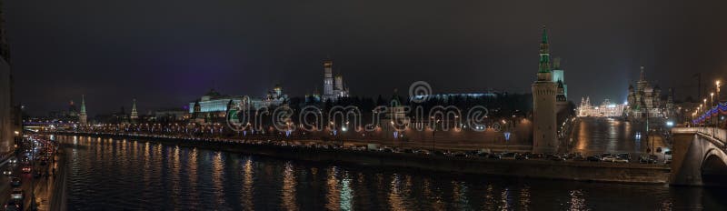 Panorama di notte di Mosca Kremlin immagine stock libera da diritti Panorama di notte di Mosca Kremlin immagine stock libera da diritti