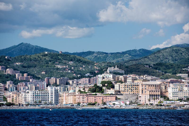 Panorama di paesaggio urbano della città di Genova dal mare fotografia stock libera da diritti Panorama di paesaggio urbano della città di Genova dal mare fotografia stock libera da diritti