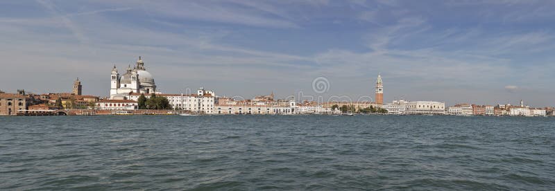 Panorama di paesaggio urbano di Venezia, laguna del fron di vista L'Italia