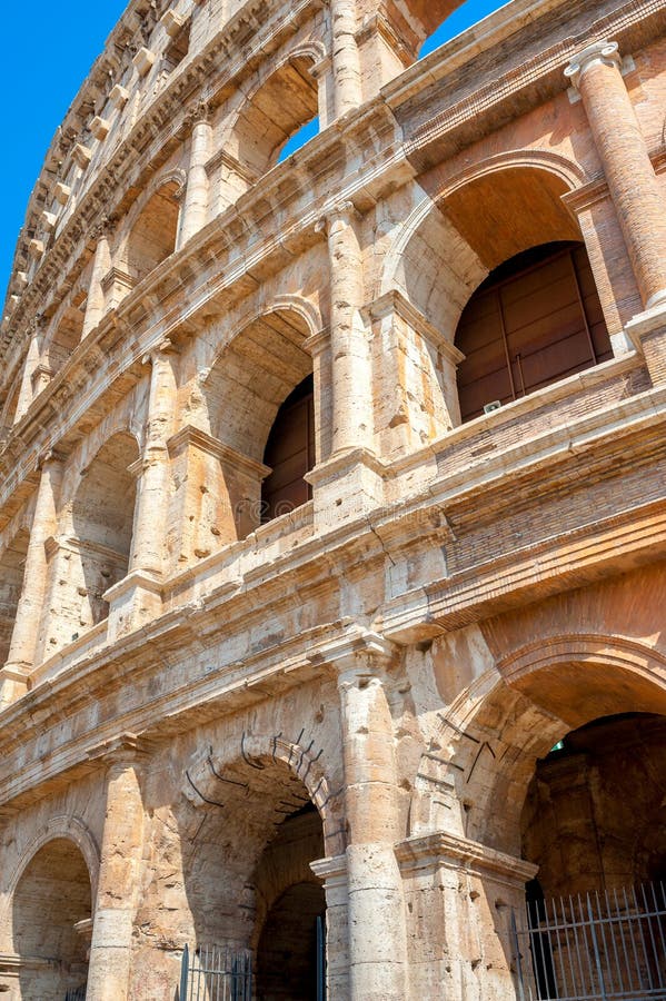 Panorama di Roman Coliseum, un monumento storico maestoso fotografie stock libere da diritti Panorama di Roman Coliseum, un monumento storico maestoso fotografie stock libere da diritti