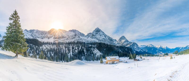 Panorama di Snowy nelle montagne delle alpi