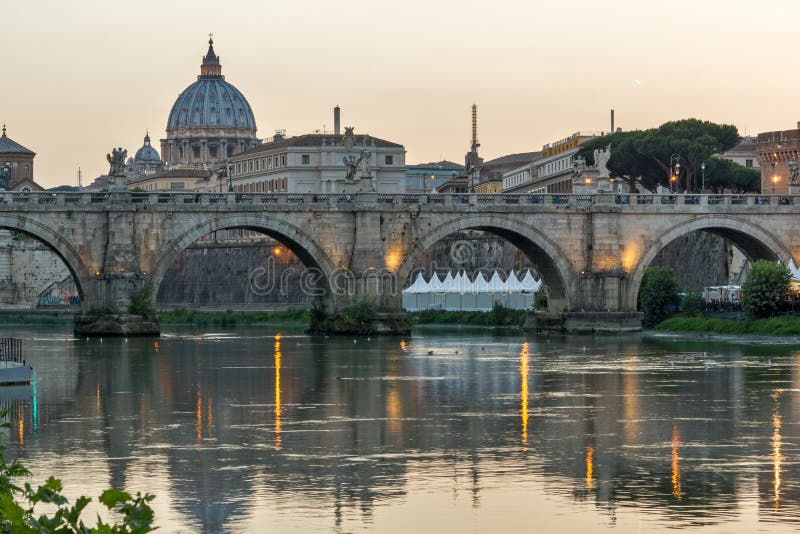 Panorama di tramonto del fiume del Tevere, della st Angelo Bridge e della basilica di St Peter a Roma, Italia fotografia stock Panorama di tramonto del fiume del Tevere, della st Angelo Bridge e della basilica di St Peter a Roma, Italia fotografia stock