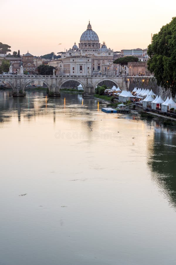Panorama di tramonto del fiume del Tevere, della st Angelo Bridge e della basilica di St Peter a Roma, Italia immagini stock libere da diritti Panorama di tramonto del fiume del Tevere, della st Angelo Bridge e della basilica di St Peter a Roma, Italia immagini stock libere da diritti
