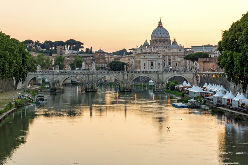Panorama di tramonto del fiume del Tevere, della st Angelo Bridge e della basilica di St Peter a Roma, Italia fotografia stock libera da diritti Panorama di tramonto del fiume del Tevere, della st Angelo Bridge e della basilica di St Peter a Roma, Italia fotografia stock libera da diritti